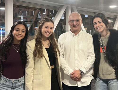 L’alumnat de SLCB2 assisteix a una conferència del Dr. Mojica, pioner de la tècnica CRISPR